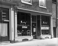 817084 Gezicht op de winkelpui van de winkel voor stijlmeubelen Rudy (Voorstraat 80) te Utrecht.